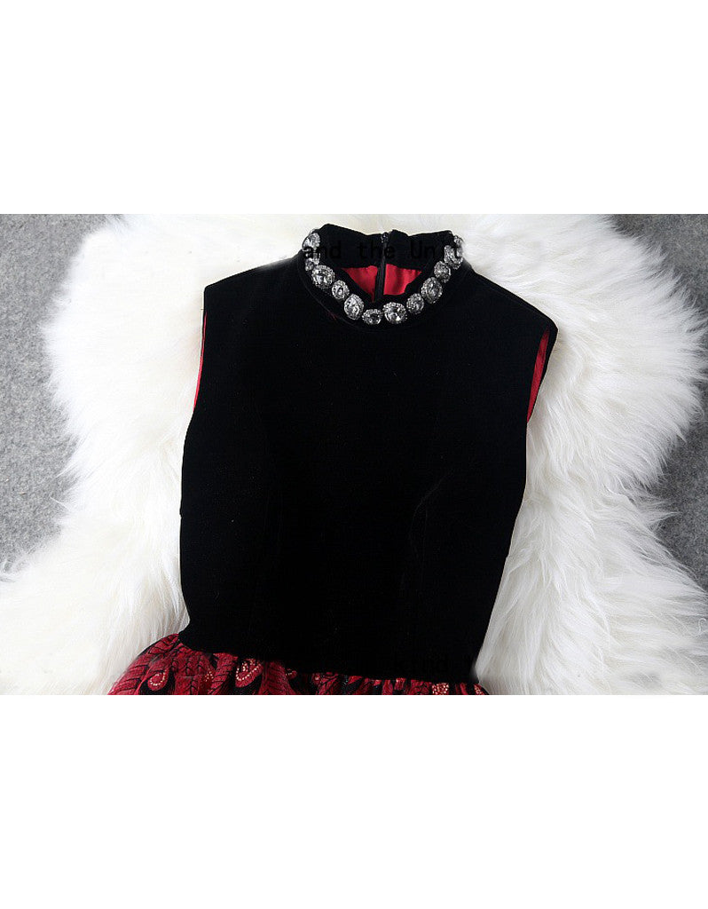 Sleeveless dress with peacock pattern (More colours)