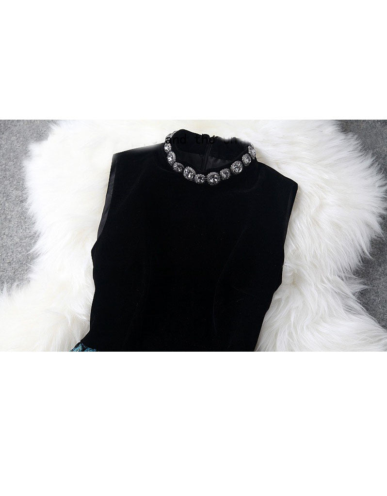 Sleeveless dress with peacock pattern (More colours)