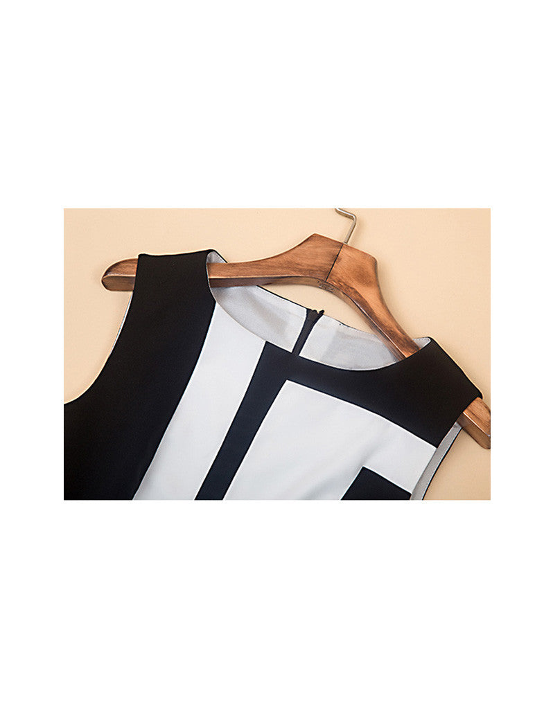 Monochrome patterned mid-length dress